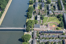 909169 Luchtfoto van de Dafne Schippersbrug over het Amsterdam-Rijnkanaal te Utrecht. Rechts het Victor Hugoplantsoen.